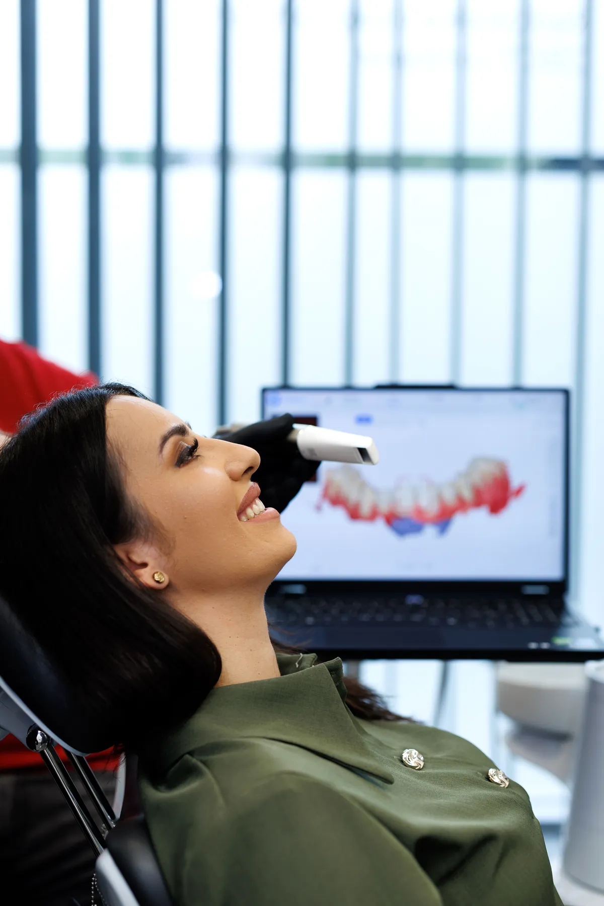 Zadovoljan pacijent u ordinaciji Dentista+